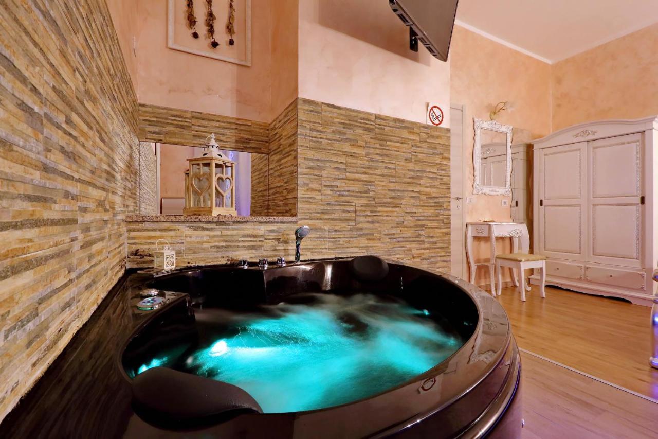 Deluxe Rooms And Chilling Jacuzzi Suite Guesthouse Rzym Zewnętrze zdjęcie